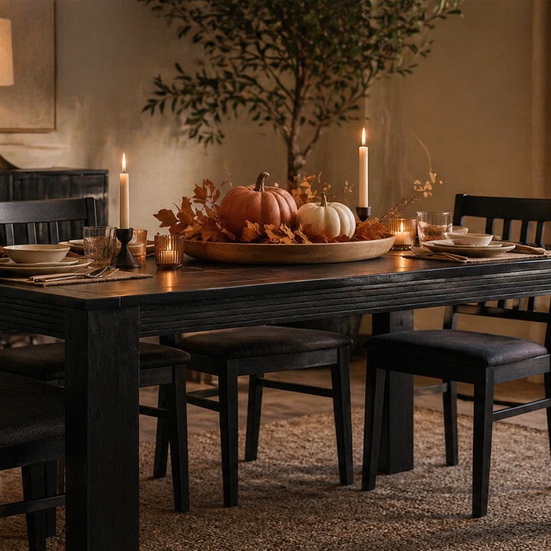 Decoración de mesa otoñal con velas y calabazas Mesa de comedor decorada con centro de mesa otoñal con calabazas, velas y hojas secas