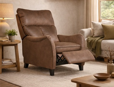 Sillón reclinable marrón en salón contemporáneo con estilo rústico y decoración en madera natural. Sillón reclinable marrón en salón contemporáneo con toques rústicos, muebles de madera natural, textiles en tonos tierra y luz cálida.