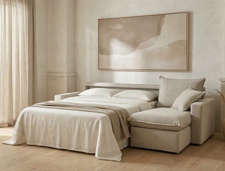 Tipos de sofá cama y cómo elegir el más adecuado Sofá cama con chaise longue abierto como cama de matrimonio en un salón moderno