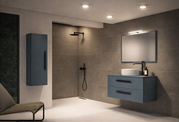 Mueble de baño moderno suspendido en color azul con iluminación cálida y diseño contemporáneo Mueble de baño suspendido azul con lavabo sobre encimera y espejo, en baño moderno con ducha abierta e iluminación cálida encendida