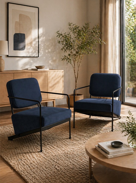 Sillones azules con estructura metálica en salón moderno con mueble de madera Sillones tapizados en color azul con estructura metálica negra en salón moderno con mueble de madera y decoración minimalista