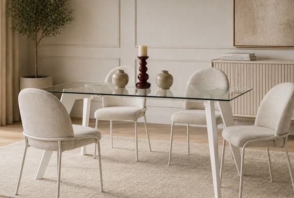 Mesa de comedor moderna de cristal con sillas beige Mesa de comedor de cristal con estructura blanca y sillas tapizadas en tonos neutros
