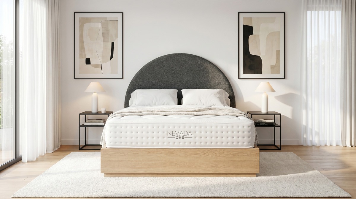 Colchón Nevada en dormitorio moderno Dormitorio moderno con colchón Nevada sobre base de madera y decoración minimalista en tonos neutros.