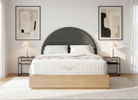 Colchón Nevada en dormitorio moderno Dormitorio moderno con colchón Nevada sobre base de madera y decoración minimalista en tonos neutros.