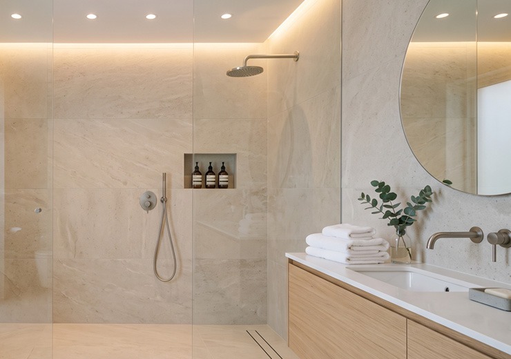 Iluminación para la zona de la ducha Ducha de obra con iluminación LED indirecta integrada en el techo y nicho iluminado