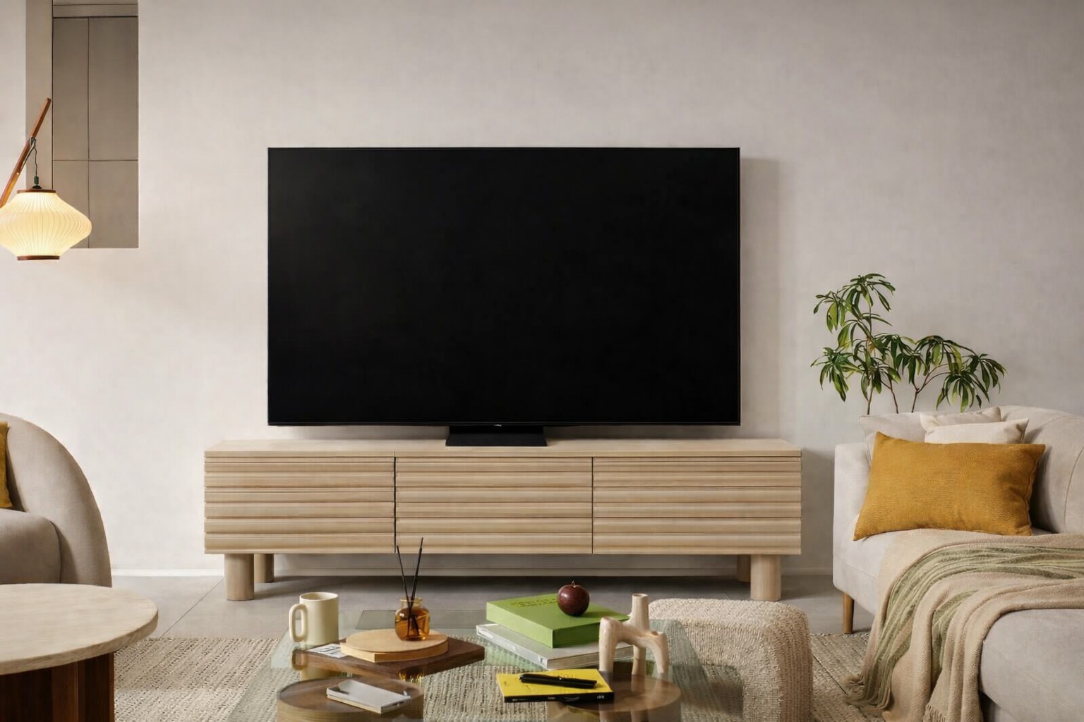 Mueble de TV de madera con frente acanalado en salón contemporáneo Mueble de TV de madera clara con diseño de listones en salón moderno con televisor grande