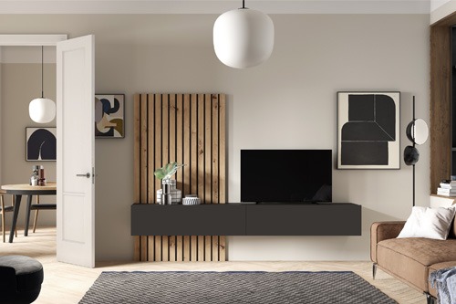 Mueble de TV flotante con panel de madera decorativo en salón moderno Mueble de TV flotante gris oscuro con panel decorativo de listones de madera en salón moderno