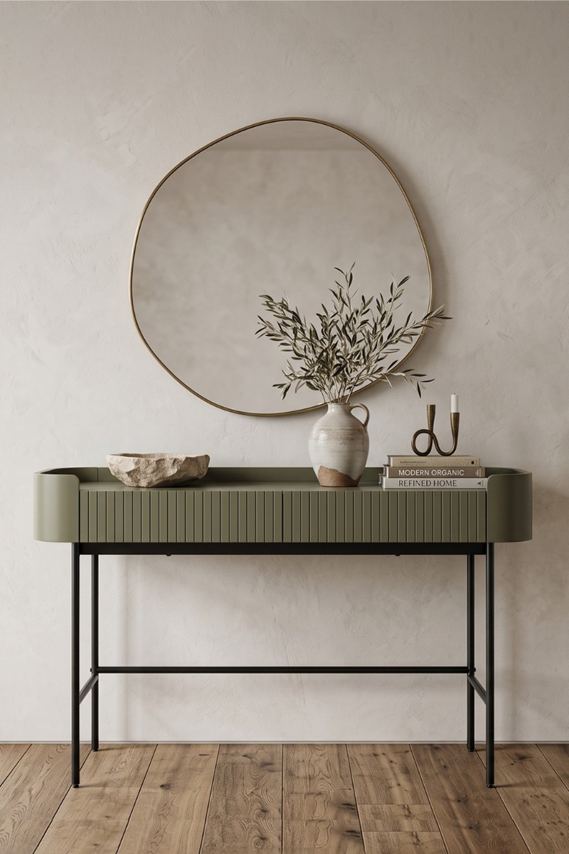 Recibidor decorado con colores claros y tonos naturales Recibidor en tonos neutros con consola verde, espejo redondo y decoración natural