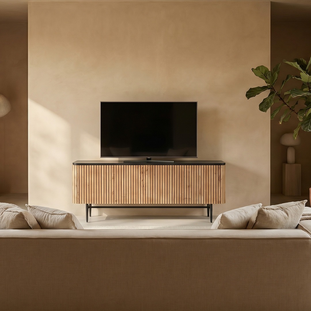 Mueble de televisión de madera estilo moderno Mueble TV de madera acanalada con patas negras en salón contemporáneo cálido