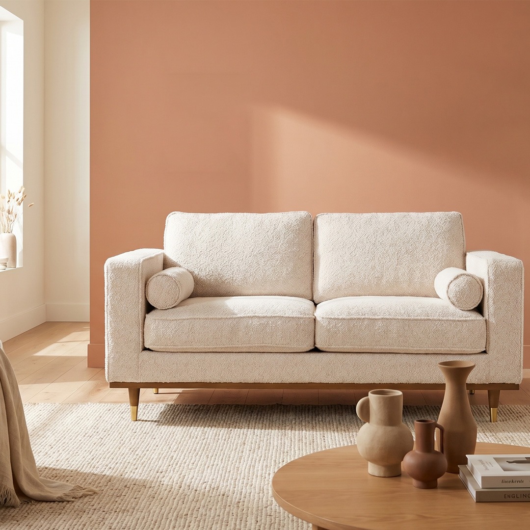 Sofá bouclé blanco para salón contemporáneo Sofá de dos plazas tapizado en bouclé blanco sobre pared terracota