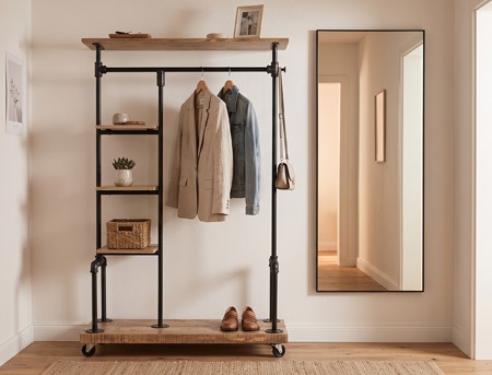 Ideas para decorar y organizar un recibidor pequeño Recibidor pequeño con perchero de madera y metal, estantes y espejo vertical de pared