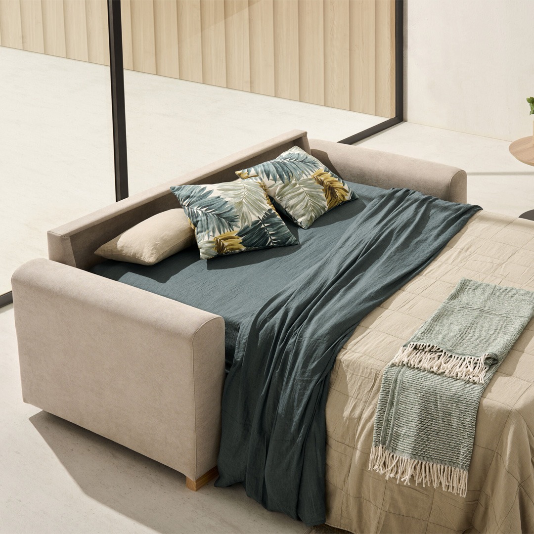 Sofás grises modernos para salón elegante Conjunto de sofás grises tapizados en salón contemporáneo con iluminación cálida y mesa de centro de madera.