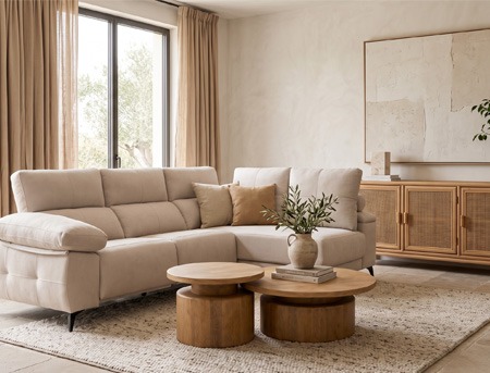 Salón moderno con sofá chaise longue y mobiliario en madera Salón moderno en tonos beige con sofá chaise longue, mesas de centro redondas de madera y aparador de estilo natural.