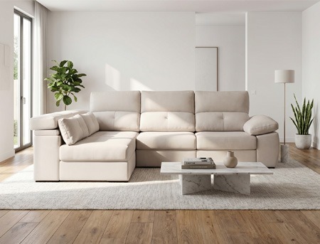Sofás beige y mostaza para salón moderno Salón luminoso con sofás en tonos beige y mostaza, mesa de centro de madera y decoración natural con plantas.