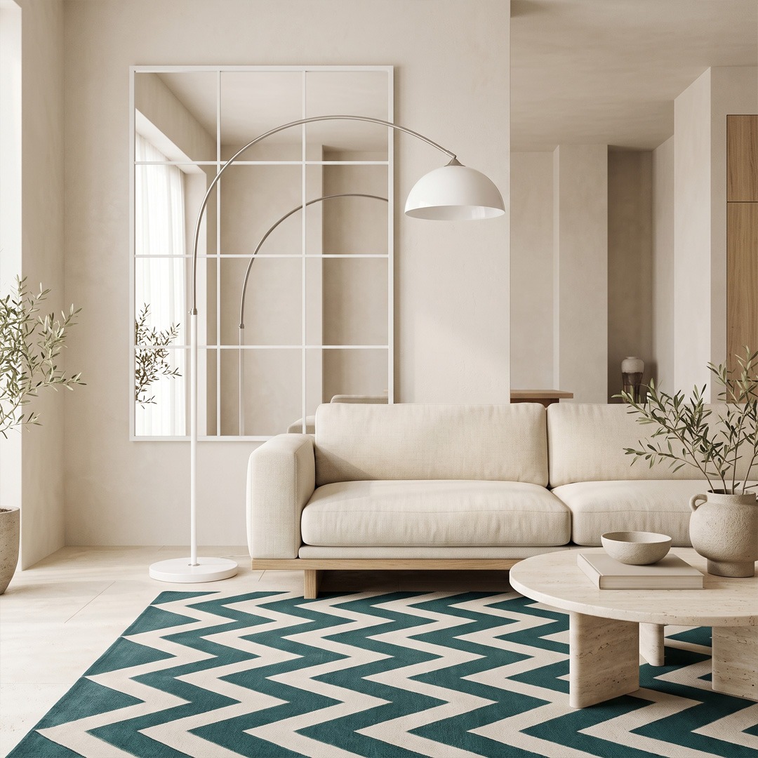 Decoración de salón moderno en tonos neutros Salón moderno en tonos neutros con sofá beige, lámpara de arco, espejo decorativo y alfombra geométrica