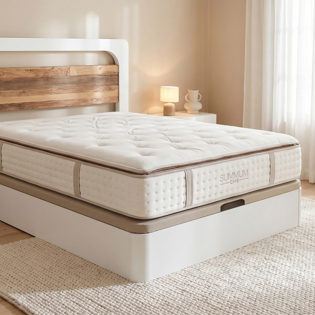 Colchón Summum CHS en dormitorio moderno Colchón Summum CHS acolchado en dormitorio moderno con base blanca y cabecero de madera