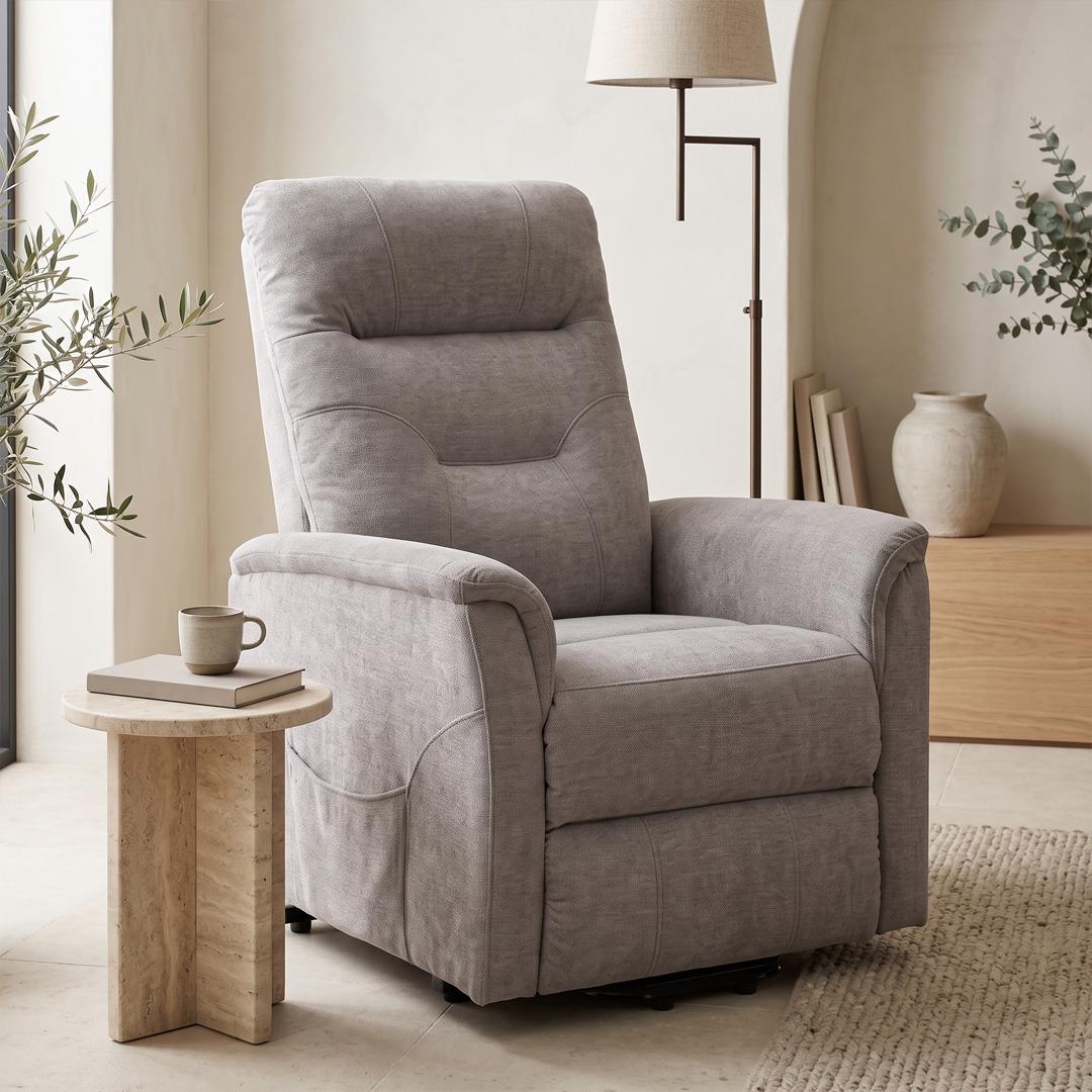 Sillón relax tapizado en gris con respaldo alto Sillón relax tapizado en tejido gris con respaldo alto, reposabrazos acolchados y diseño confortable